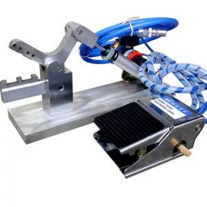 Coloque el cable interior en el soporte de garra de alambre de plástico