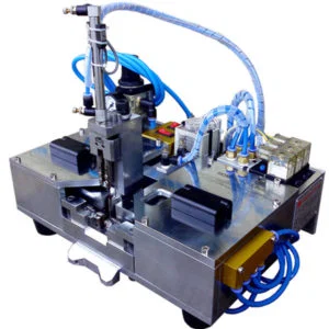 Coloque el cable interior en el soporte de garra de alambre de plástico